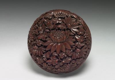 图片[3]-Round box with chrysanthemum decor/ Carved red lacquerware-China Archive